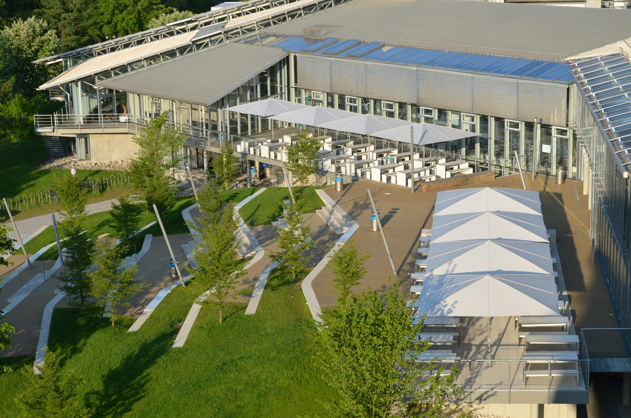 Terrasse mit weißen Sonnenschirmen